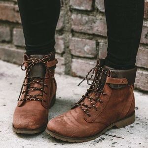 Te a De La Vina Lace Up Waterproof Foldover Boots